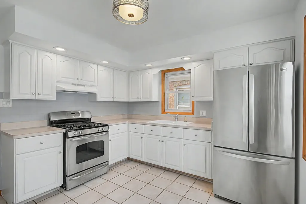 11011 South Avenue L Chicago IL 60617