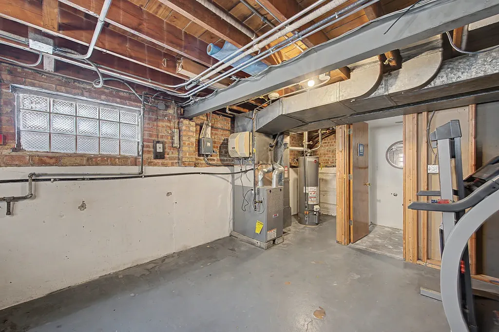 11011 South Avenue L Chicago IL 60617