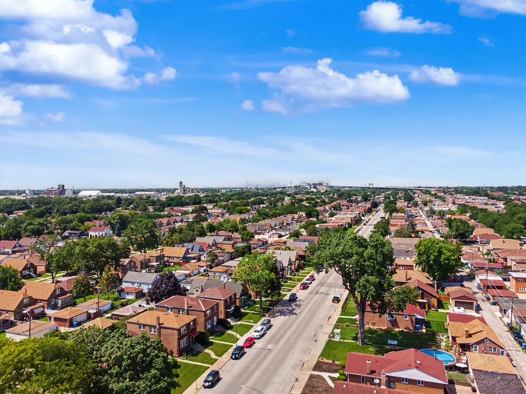 11011 South Avenue L Chicago IL 60617