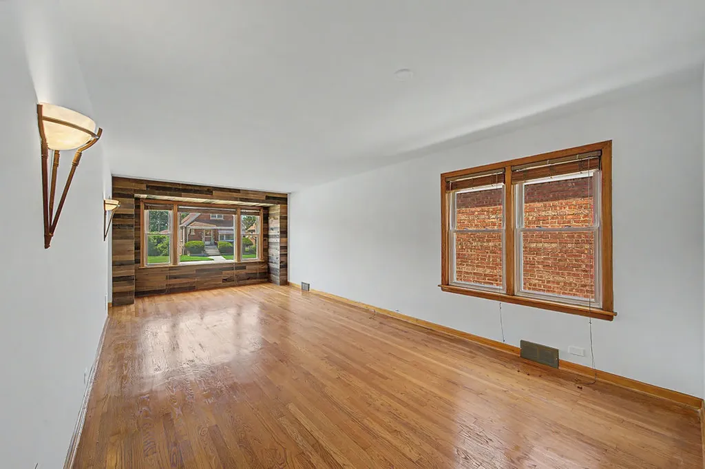 11011 South Avenue L Chicago IL 60617