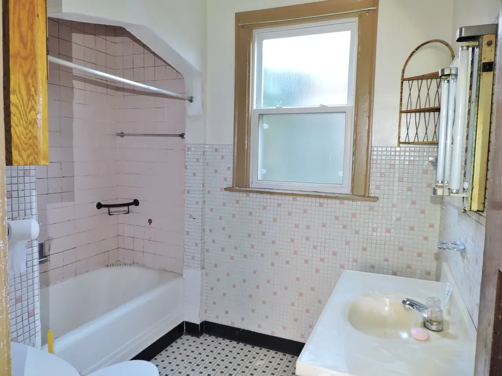 10437 South Avenue H Chicago IL 60617