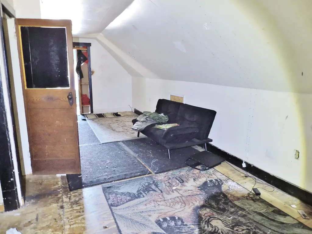 10437 South Avenue H Chicago IL 60617