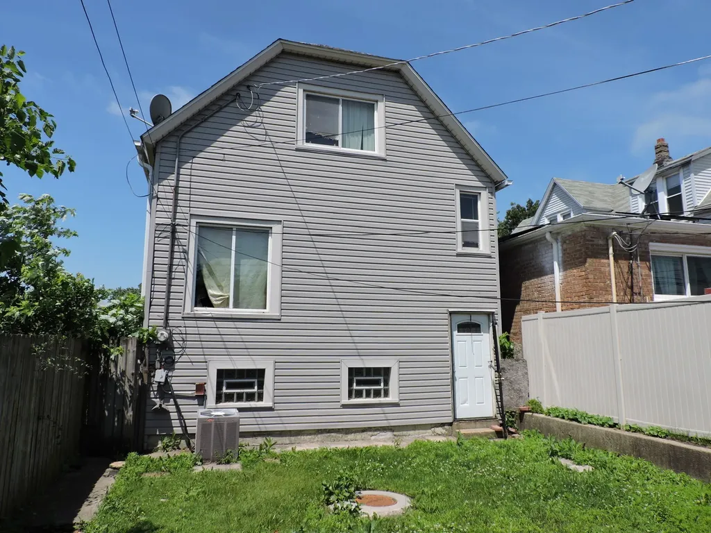 10437 South Avenue H Chicago IL 60617