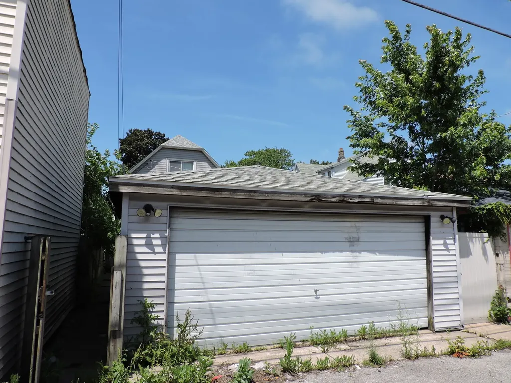 10437 South Avenue H Chicago IL 60617