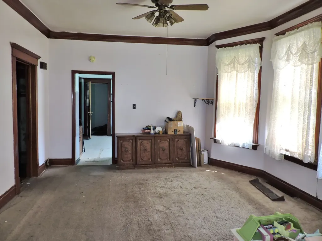 10437 South Avenue H Chicago IL 60617