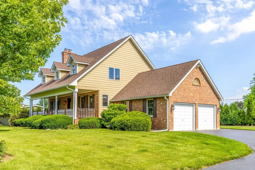 22205 West Pineview Drive Antioch IL 60002