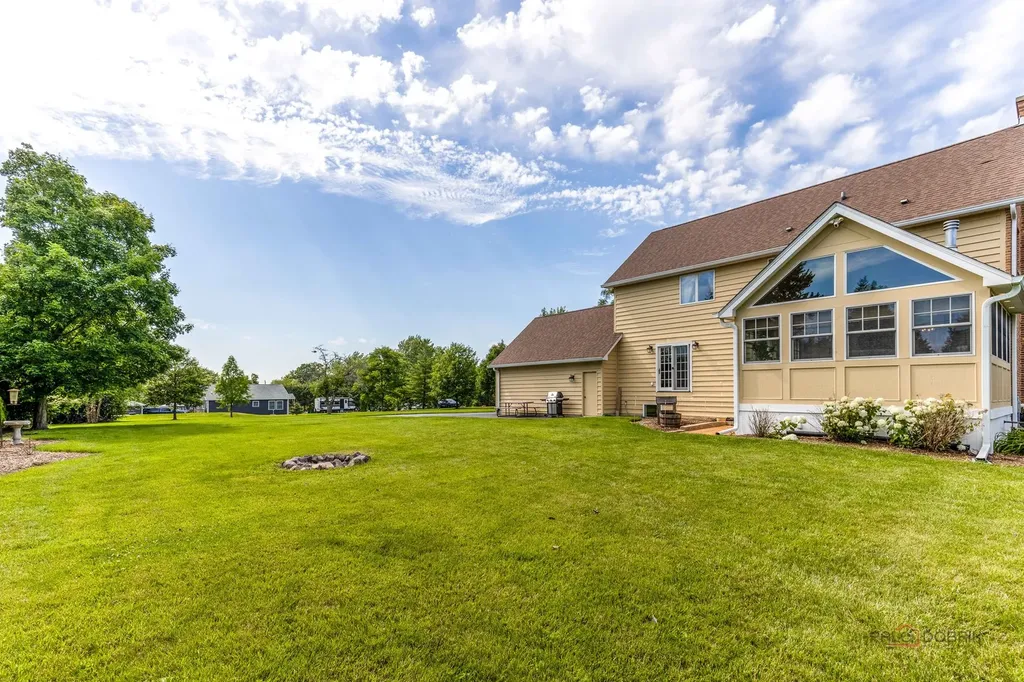 22205 West Pineview Drive Antioch IL 60002