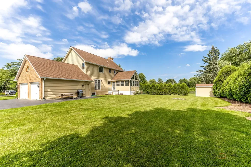22205 West Pineview Drive Antioch IL 60002