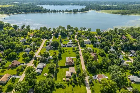 22205 West Pineview Drive Antioch IL 60002