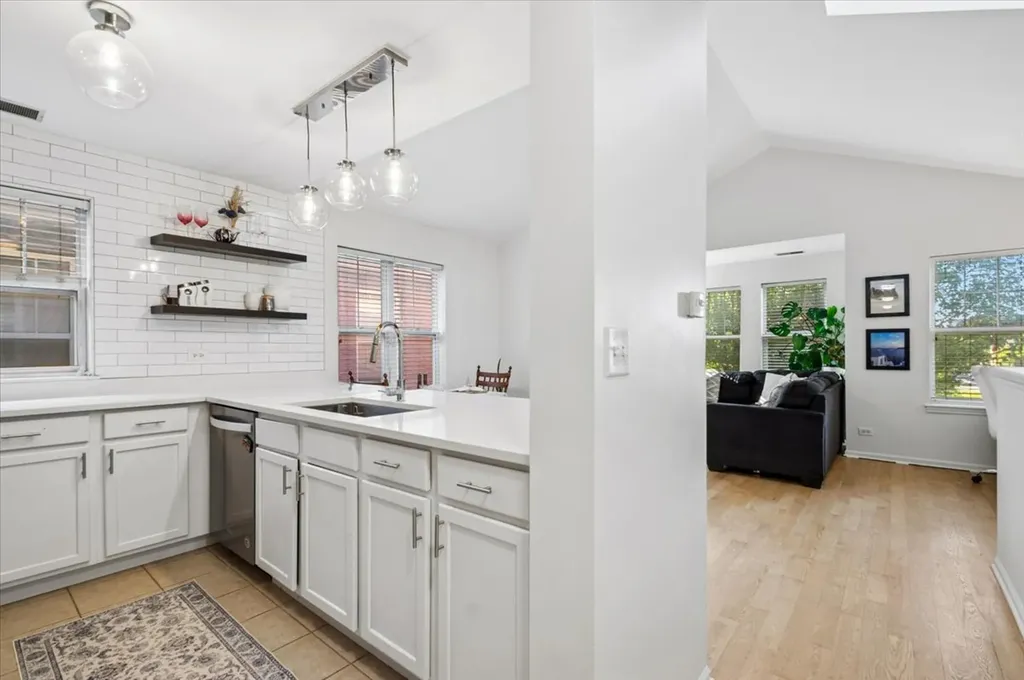 667 West Division Street Chicago IL 60610