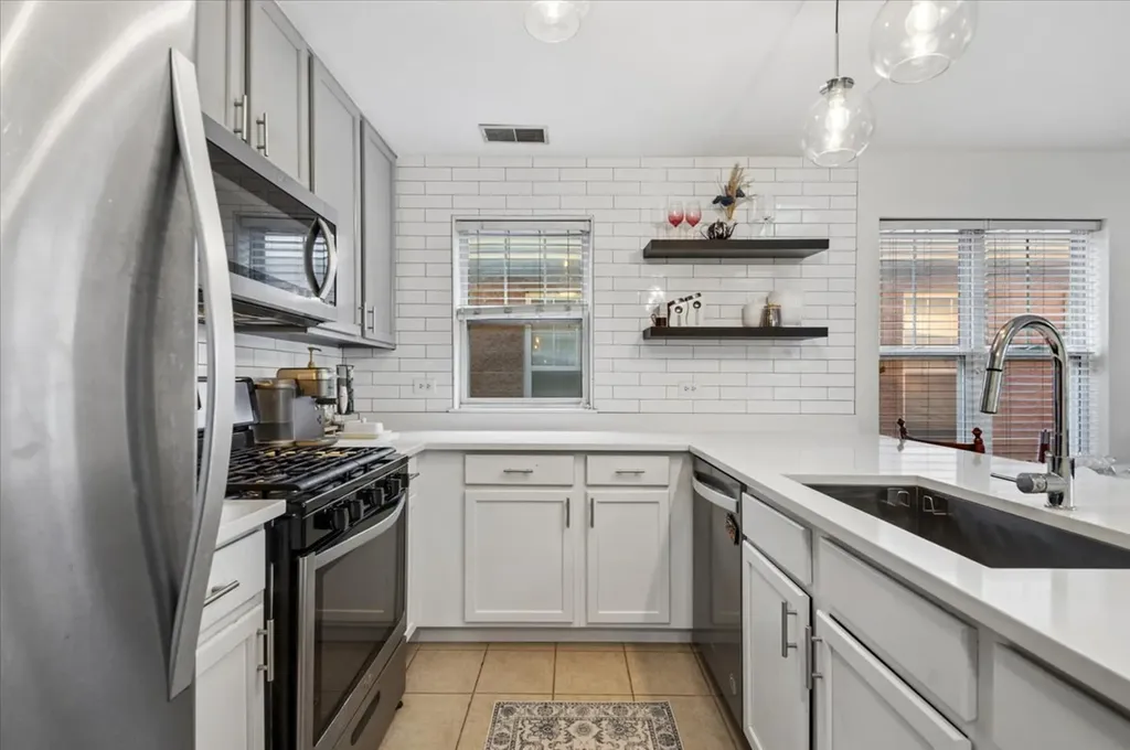 667 West Division Street Chicago IL 60610