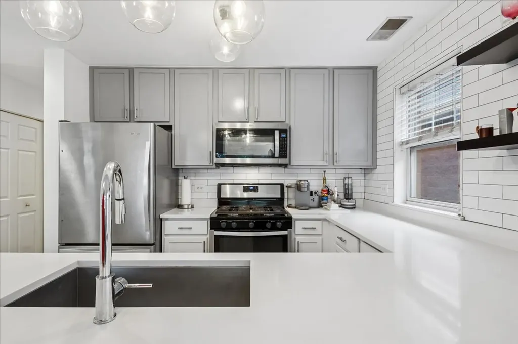 667 West Division Street Chicago IL 60610