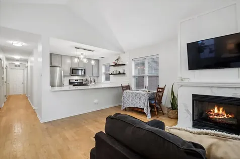 667 West Division Street Chicago IL 60610
