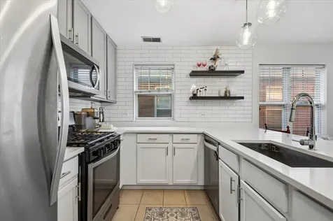 667 West Division Street Chicago IL 60610