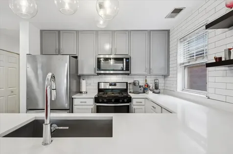 667 West Division Street Chicago IL 60610