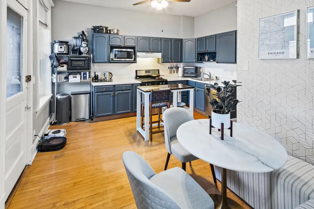 3423 North Seminary Street Chicago IL 60657