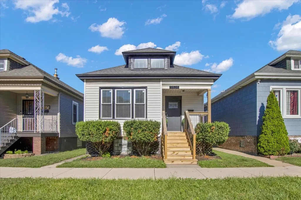 9824 South Escanaba Avenue Chicago IL 60617