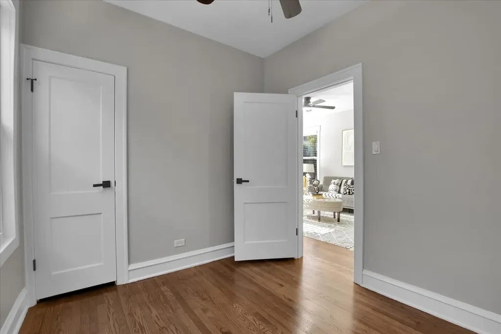 9824 South Escanaba Avenue Chicago IL 60617