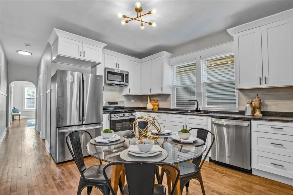 9824 South Escanaba Avenue Chicago IL 60617