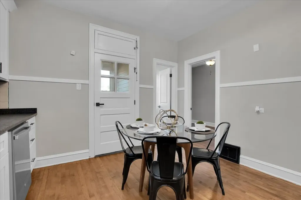 9824 South Escanaba Avenue Chicago IL 60617