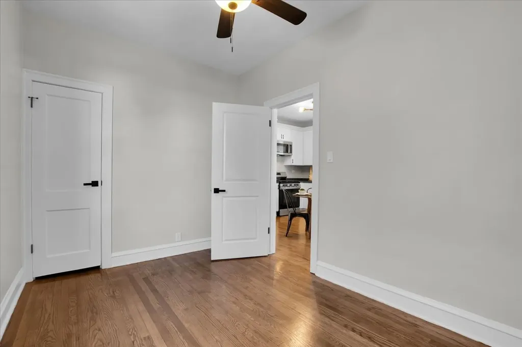 9824 South Escanaba Avenue Chicago IL 60617