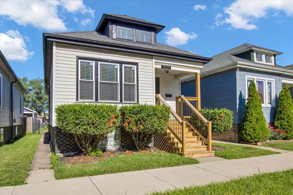9824 South Escanaba Avenue Chicago IL 60617