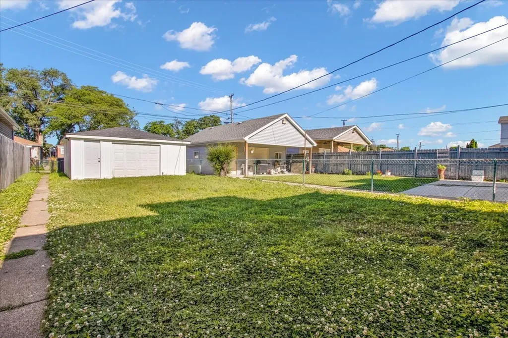 9824 South Escanaba Avenue Chicago IL 60617