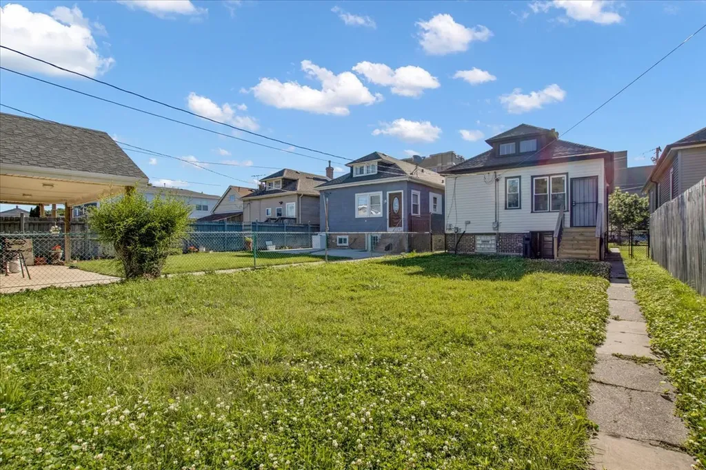 9824 South Escanaba Avenue Chicago IL 60617