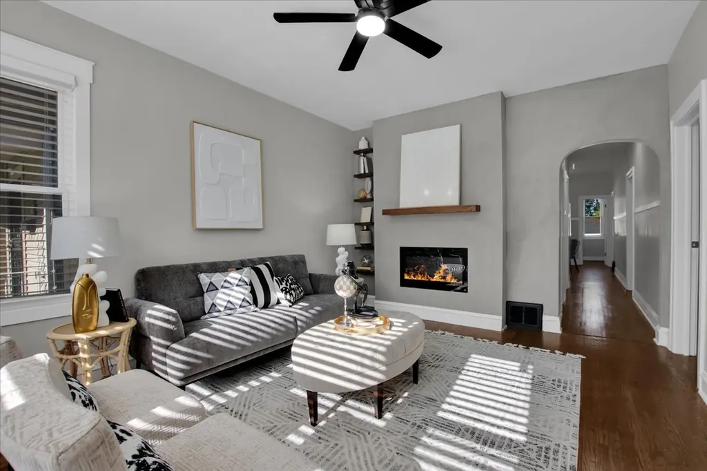 9824 South Escanaba Avenue Chicago IL 60617