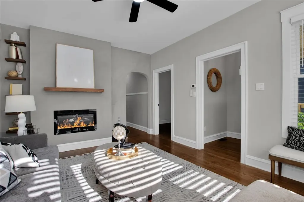 9824 South Escanaba Avenue Chicago IL 60617