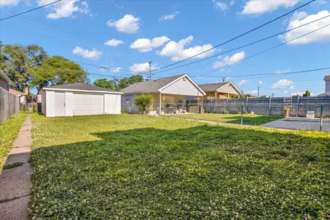 9824 South Escanaba Avenue Chicago IL 60617