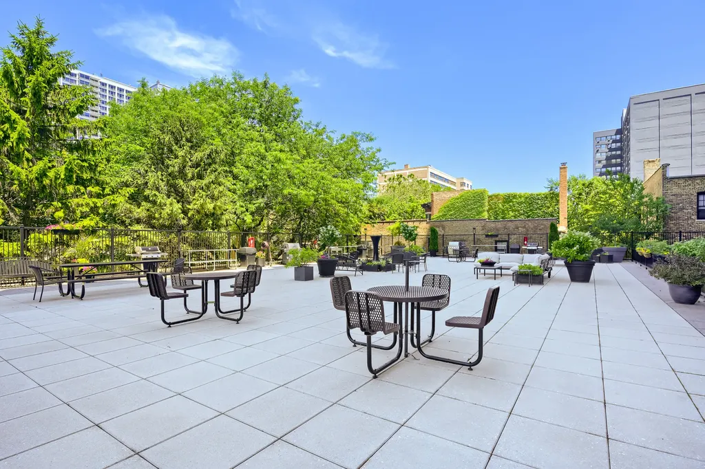 720 West Gordon Terrace Chicago IL 60613