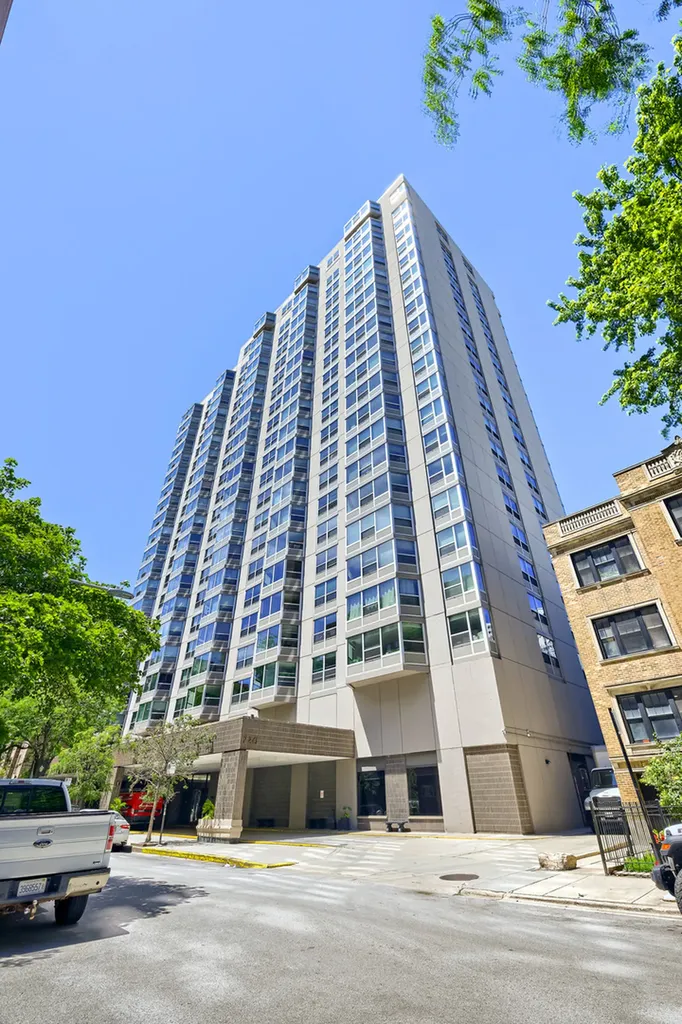 720 West Gordon Terrace Chicago IL 60613