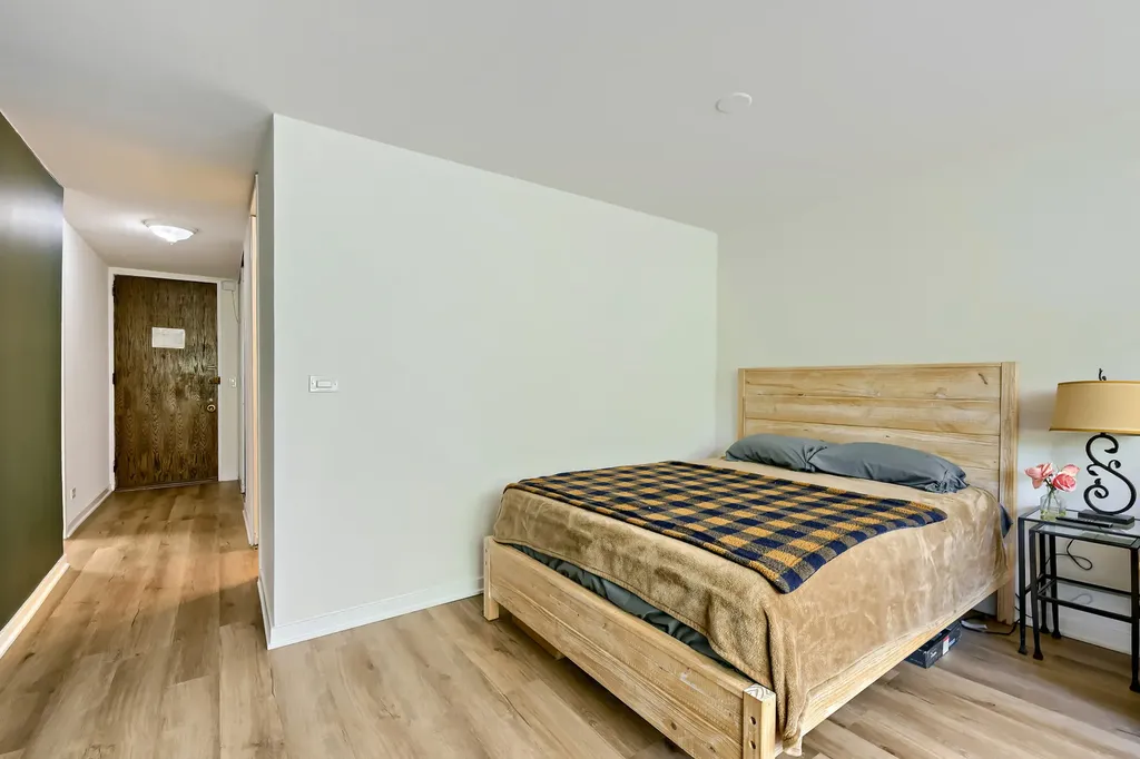720 West Gordon Terrace Chicago IL 60613