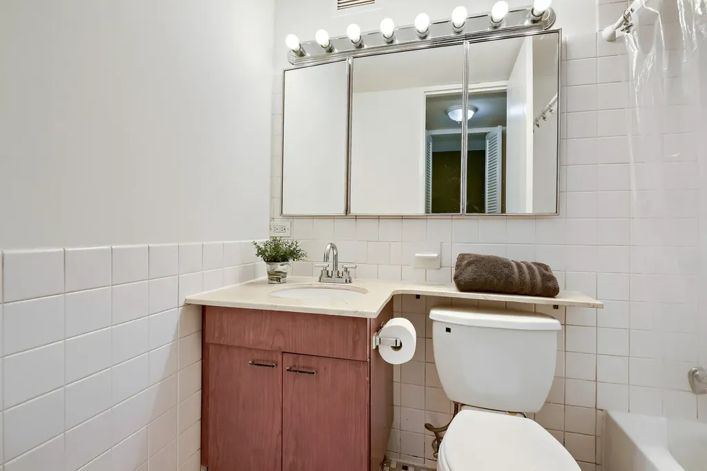 720 West Gordon Terrace Chicago IL 60613