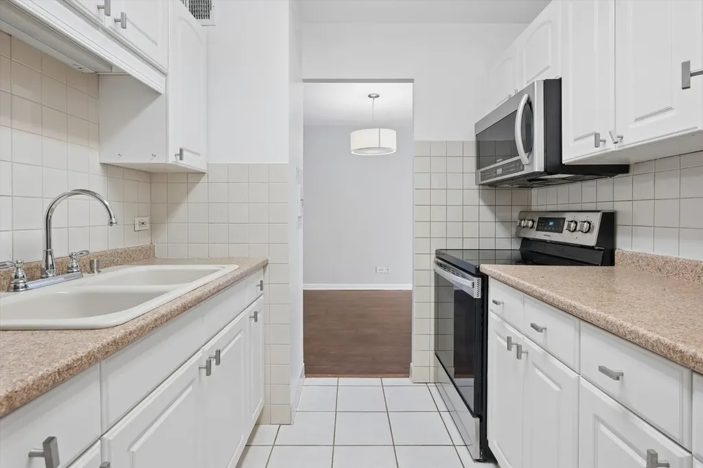 6171 North Sheridan Road Chicago IL 60660