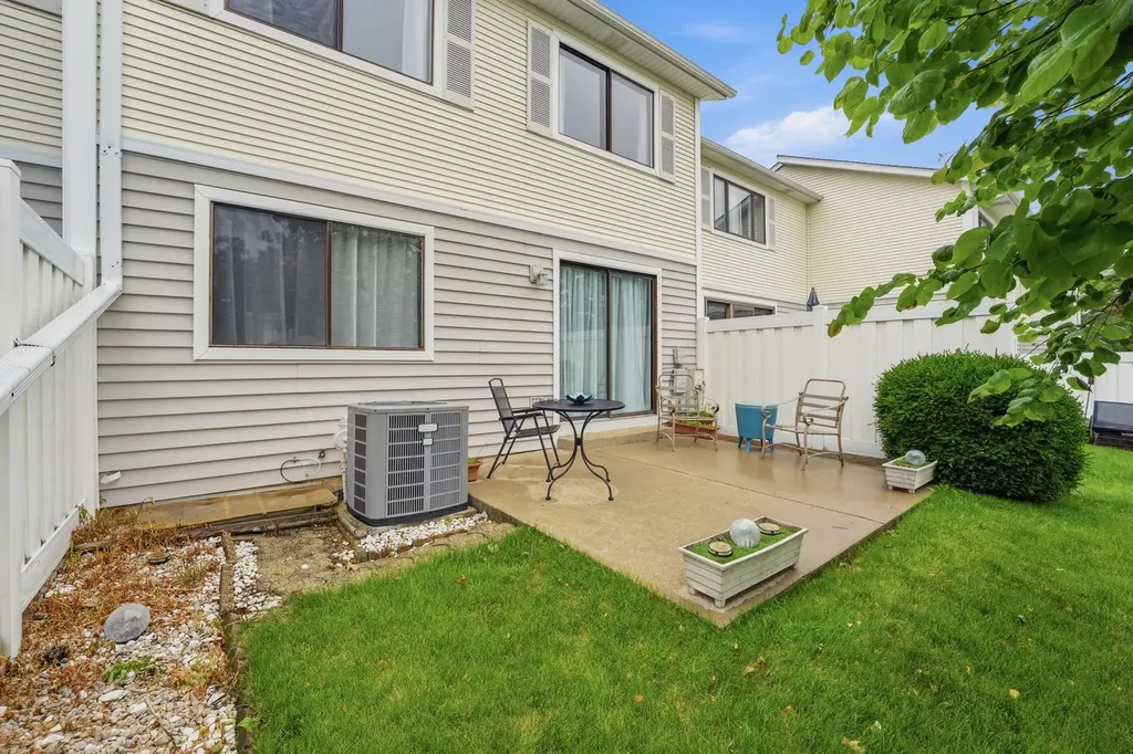 731 Shoreline Circle Schaumburg IL 60194