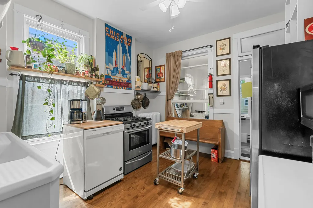 2230 West Leland Avenue Chicago IL 60625