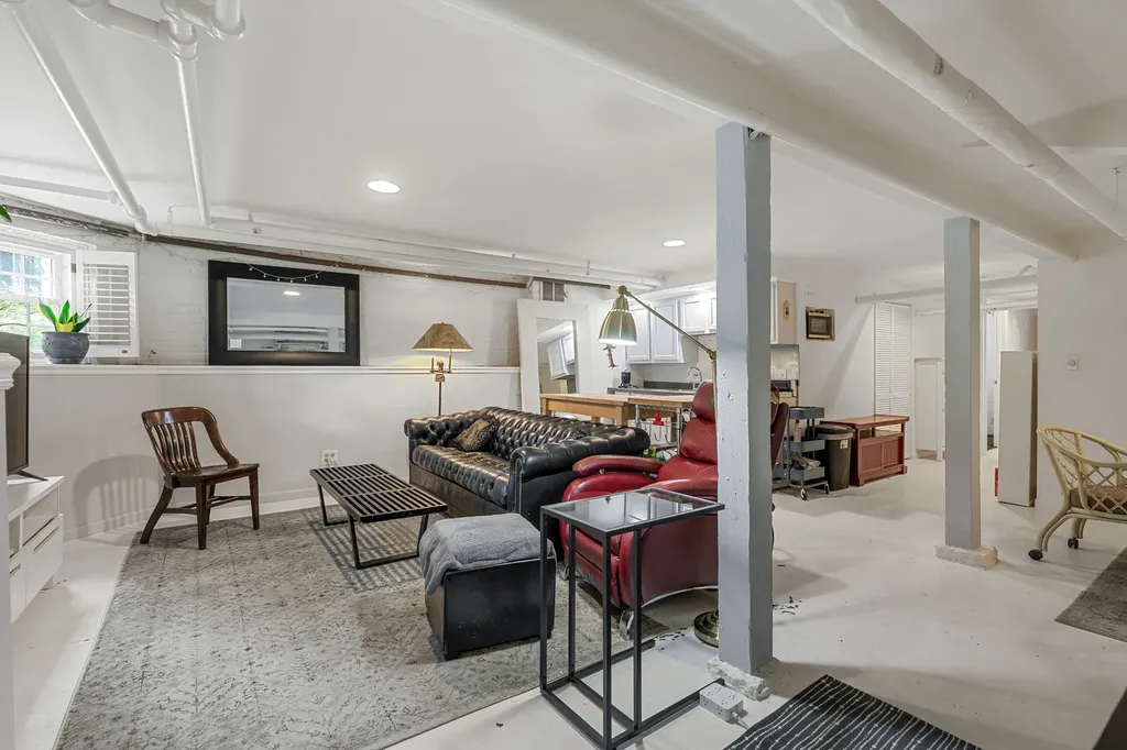 2230 West Leland Avenue Chicago IL 60625