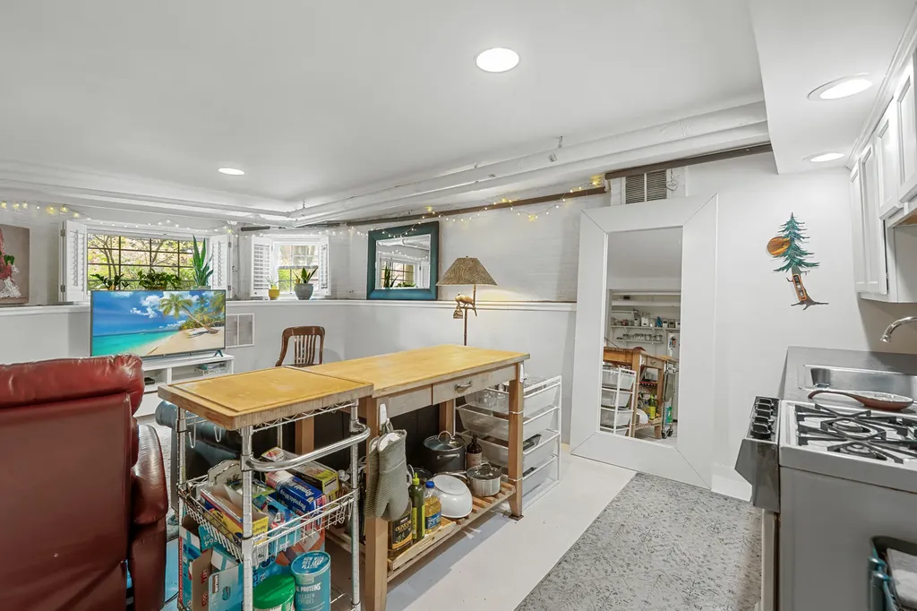 2230 West Leland Avenue Chicago IL 60625