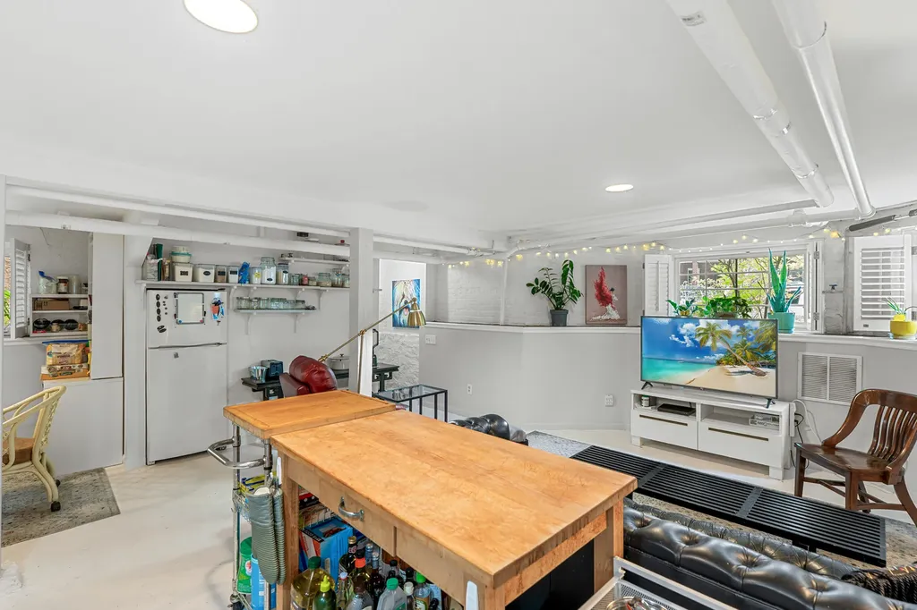 2230 West Leland Avenue Chicago IL 60625