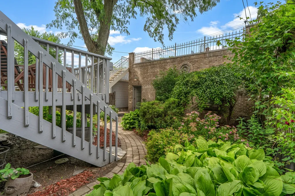 2230 West Leland Avenue Chicago IL 60625