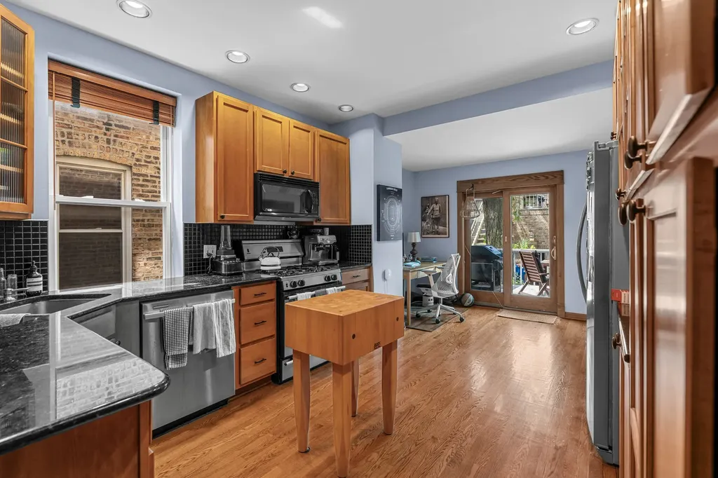 2230 West Leland Avenue Chicago IL 60625