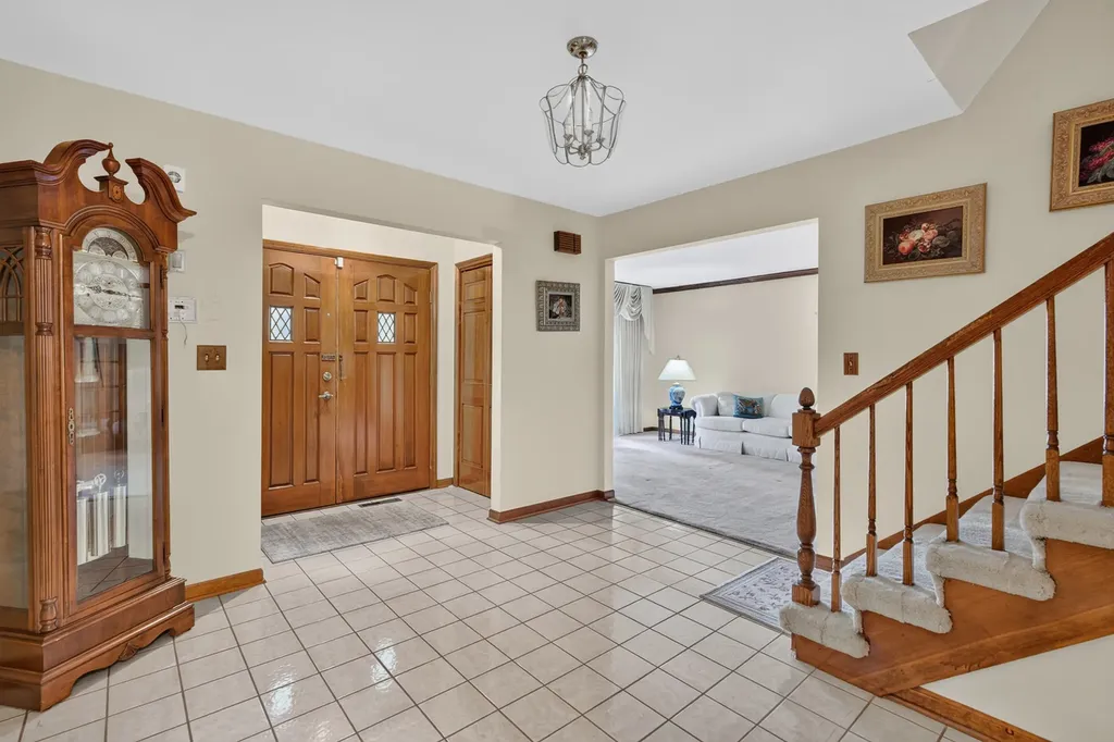 570 North Ellsworth Avenue Addison IL 60101