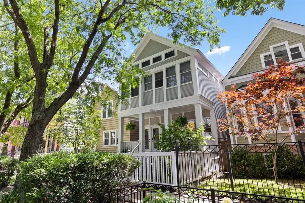 1933 West School Street Chicago IL 60657