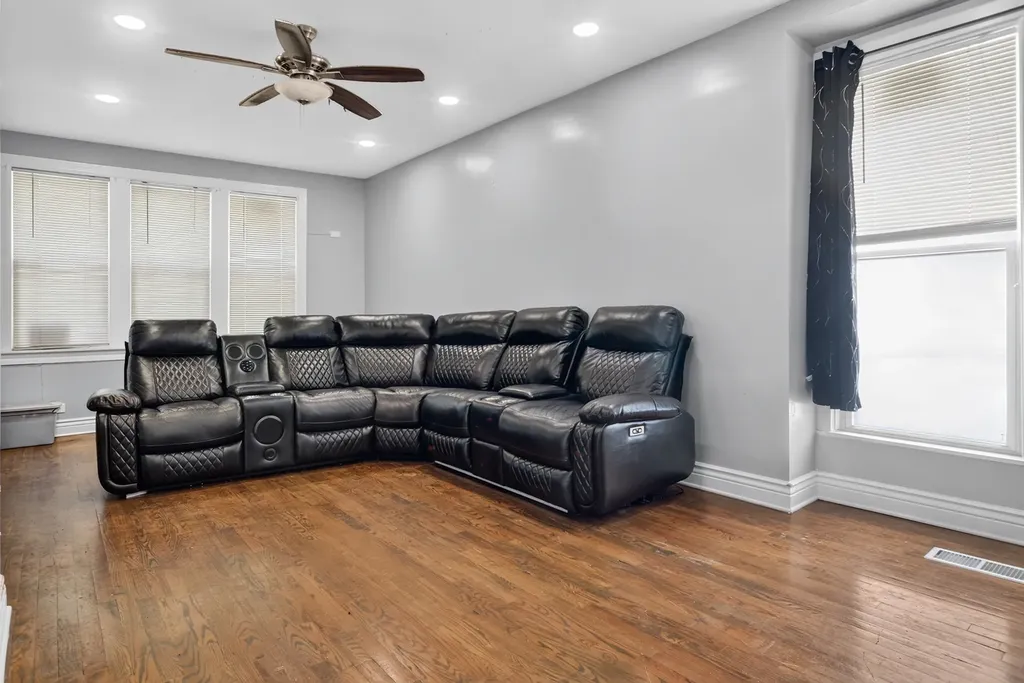 7931 South Muskegon Avenue Chicago IL 60617