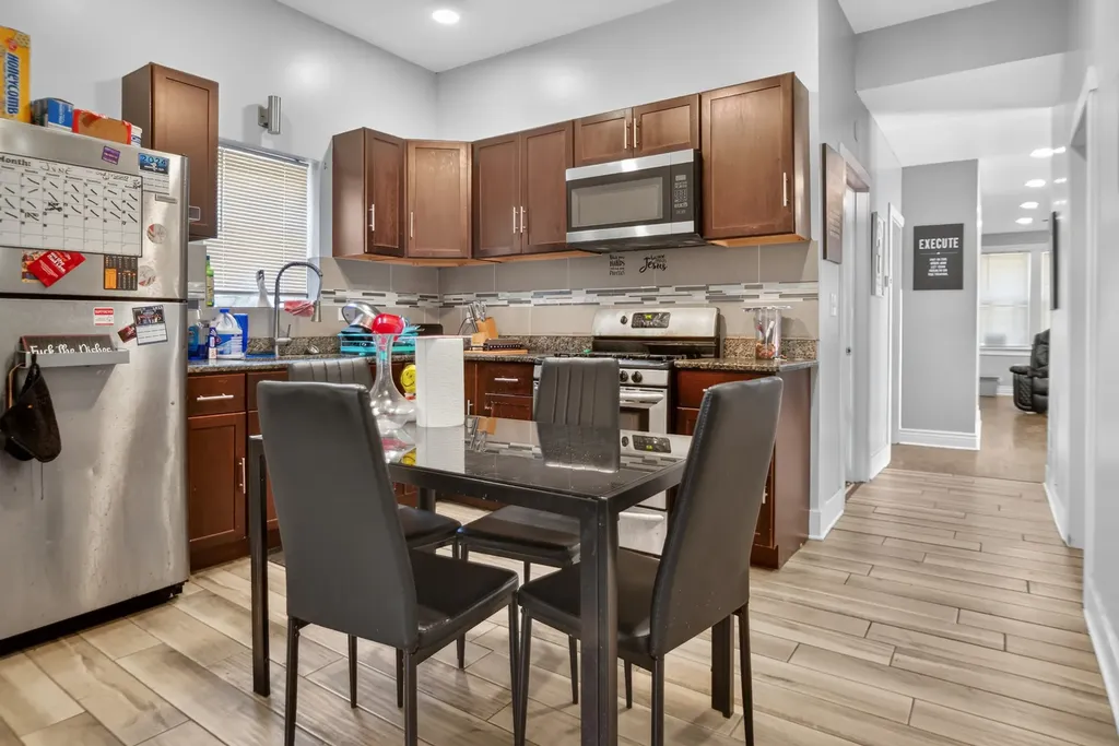 7931 South Muskegon Avenue Chicago IL 60617