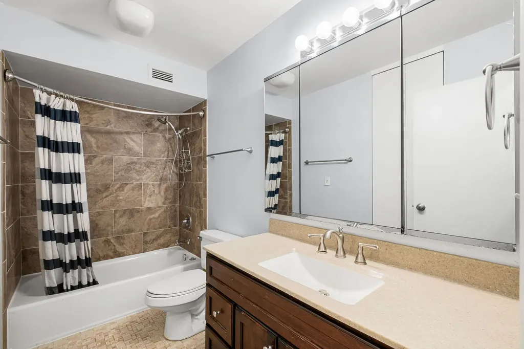 5901 North Sheridan Road Chicago IL 60660