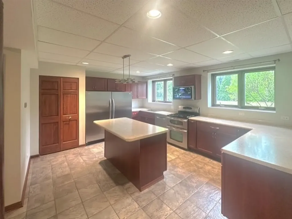 670 Leslie Court Carol Stream IL 60188