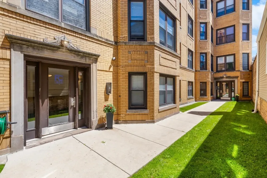 1655 North Fairfield Avenue Chicago IL 60647